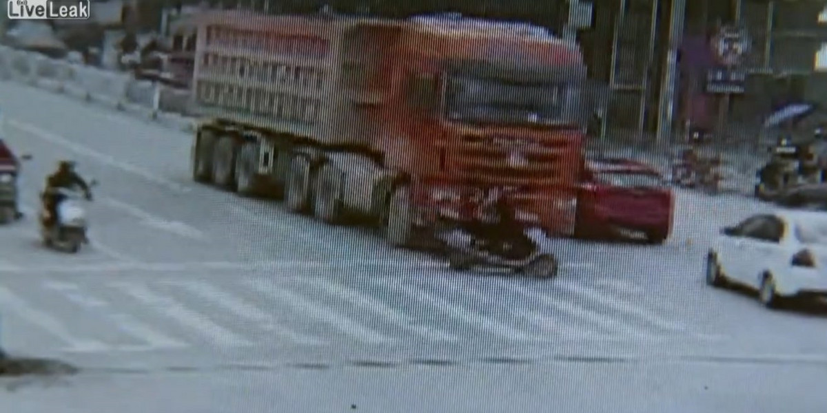 Chiny. Ciężarówka zgniotła motorynkę. Trzy osoby przeżyły