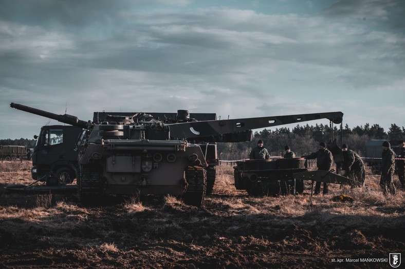 Wymiana power-packa czołgu Leopard 2. Dzięki wymianie całego zespołu napędowego możliwa jest błyskawiczna naprawa uszkodzonej maszyny.