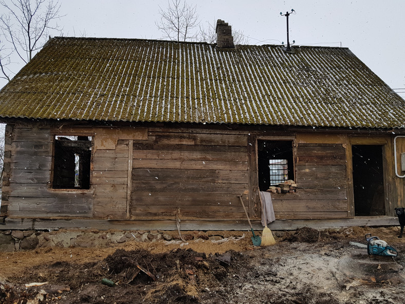 Jeden z budynków - zdjęcie sprzed remontu