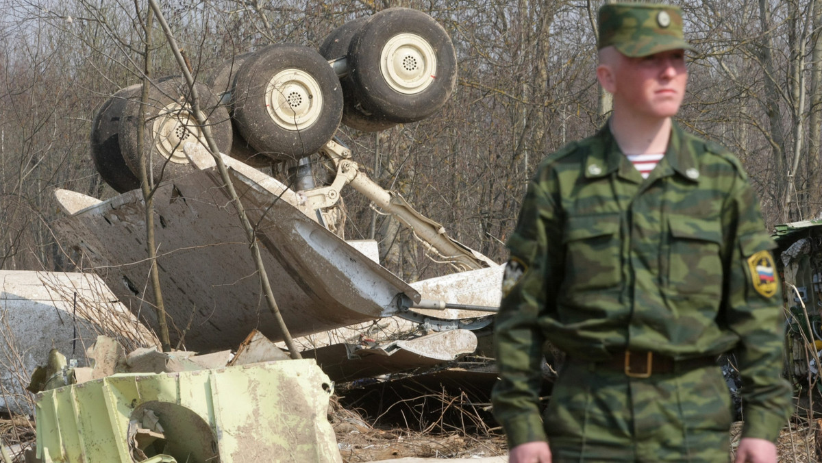 "Dziennik Gazeta Prawna": Czy rosyjski pracownik wieży kontroli lotów lotniska Siewiernyj w Smoleńsku podał nieprawdziwe dane? Czy zawinił rosyjski radar podejścia? Takich hipotez nie wyklucza polska komisja wojskowa oraz prokuratorzy.