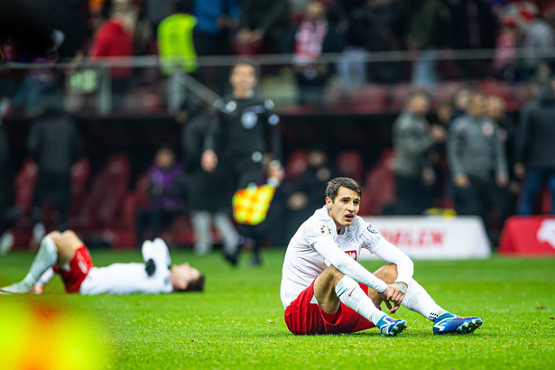 Polacy po remisie z Czechami stracili szanse na bezpośredni awans do Euro 2024. Robert Lewandowski i Jakub Kiwior po meczu przeżywali niepowodzenie