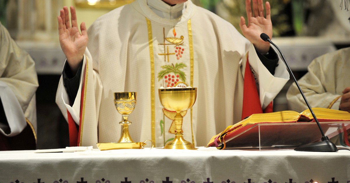 Dwaj księża oskarżani o zorganizowanie "sekty". Jest reakcja archidiecezji