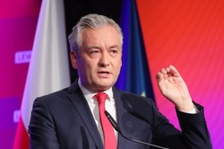 Biedroń oburzony nagrodą dla Tuska. "Nie ma żadnych osiągnięć w rozbijaniu patriarchatu"