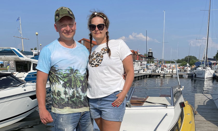 – Pływamy po jeziorach, zatrzymujemy się w portach, spacerujemy i zwiedzamy – mówią Tomasz (35 l.) i Roksana (38 l.) Nadolscy ze Słupska