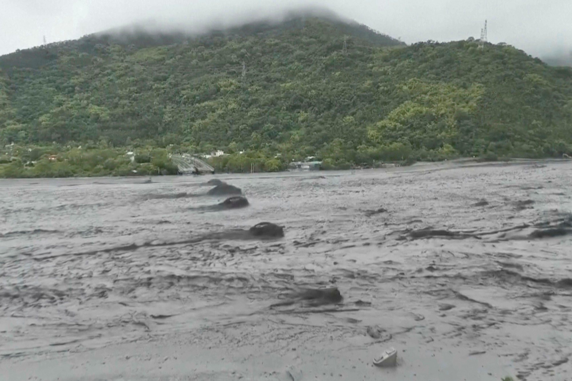 Taiwan sužuje supertajfún Ragasa.