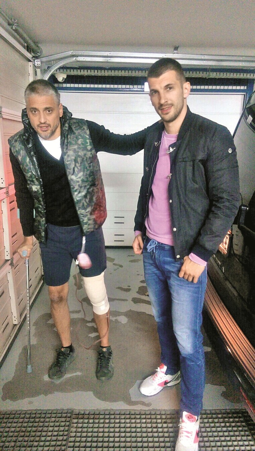 Posle izlaska iz bolnice: Čedomir Jovanović sa prijateljem