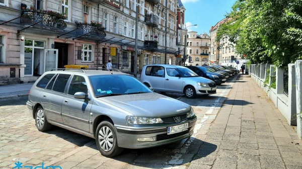 Nowa nawierzchnia będzie ułożona z płyt i eleganckiej kostki kamiennej. Na odcinku od ul. Mostowej do Łaziennej wzdłuż chodnika zostanie poprowadzony tak wyczekiwany przez mieszkańców pas zieleni.