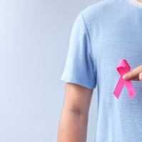 Egy férfi emlőrákkal:"Fel kellett emelnem az ingem, hogy bebizonyítsam, mellrákom van"