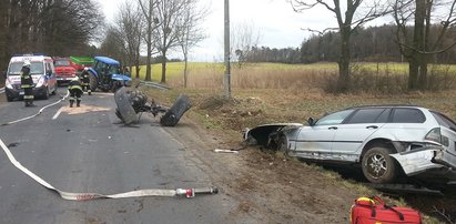 Dramat na drodze! BMW wjechało w ciągnik!