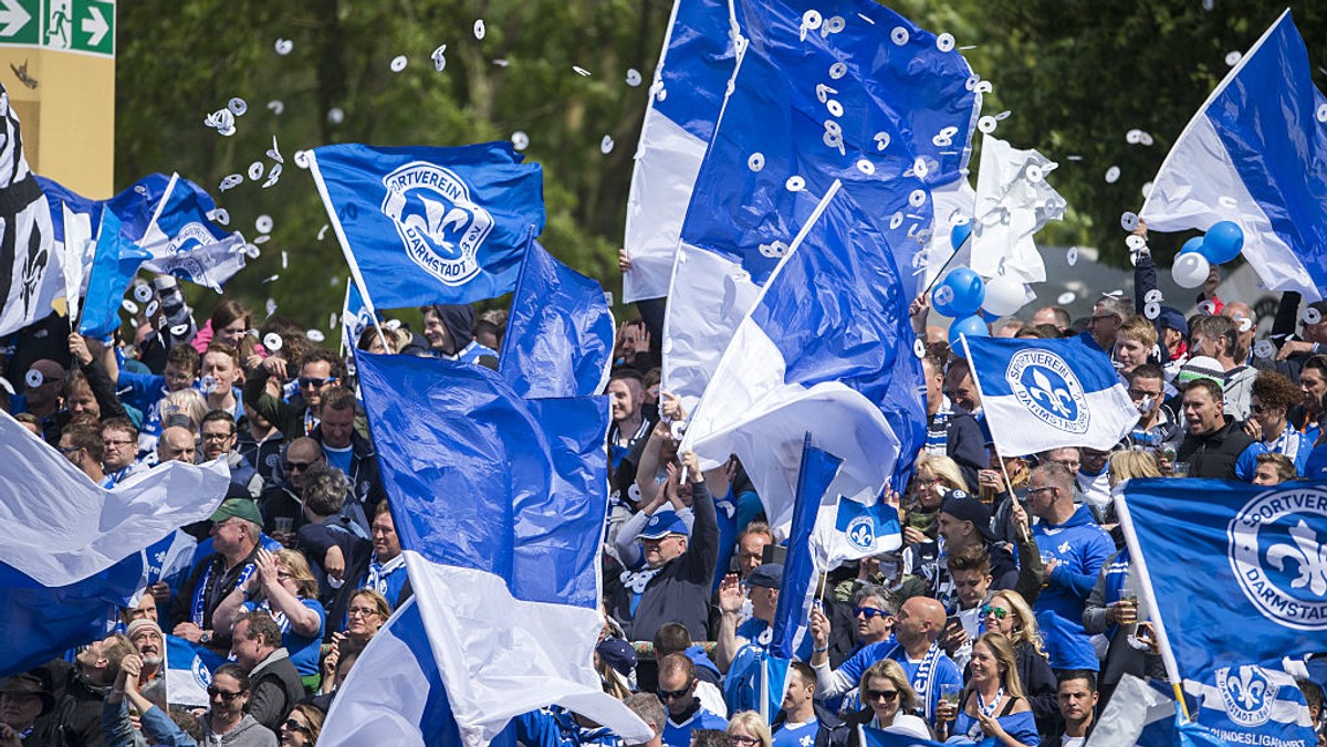 Na niezwykły gest zdecydowali się włodarze niemieckiego zespołu SV Darmstadt. Od nowego sezonu przez rok ich stadion będzie nosił imię Jonathan Heimesa, kibica tej drużyny, który zmarł w bardzo młodym wieku.