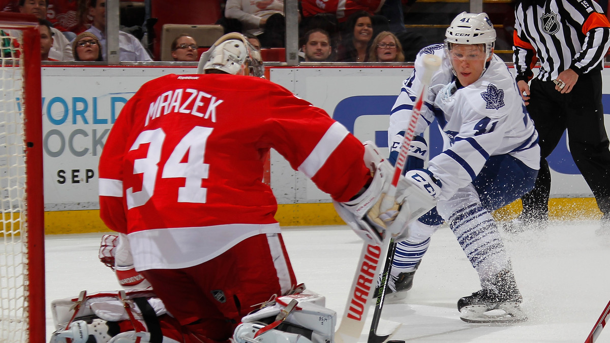 Toronto Maple Leafs pokonali 1:0 Detroit Red Wings, a jedyny gol w meczu padł w nietypowych okolicznościach. Zdobył go austriacki napastnik Michael Grabner, wpychając krążek do bramki nieświadomie, górną częścią uda.