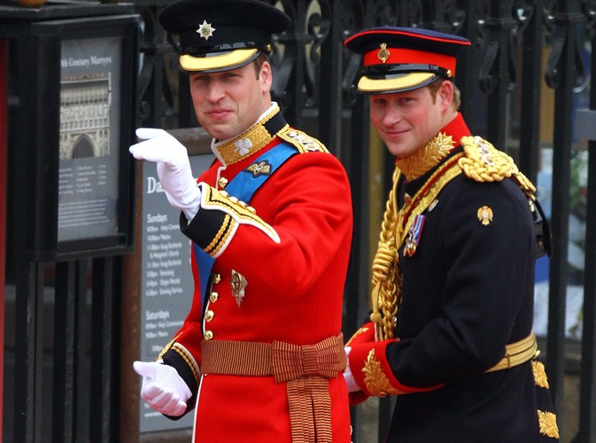 Książę William i książę Harry przed Opactwem Westminsterskim