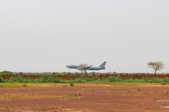 Francja sprowadza z Nigru obywateli UE, ale chce pomocy KE