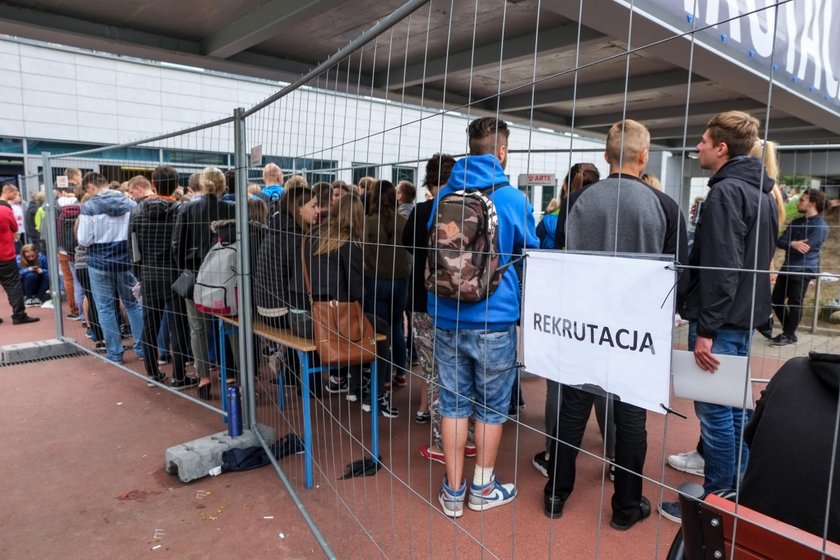 Koczowali pod AWF w Poznaniu, żeby zapisać się na studia