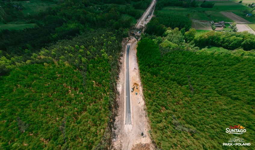 W marcu rozpoczęto budowę drogi łączącej Suntago Wodny Świat z obwodnicą Żyrardowa, za którą odpowiedzialne są Miasto Mszczonów i Gmina Radziejowice. Fundusze na budowę drogi przyznane zostały przez samorządy, Urząd Wojewody Mazowieckiego oraz Sejmik Województwa Mazowieckiego. W skład inwestycji wchodzić będą także ścieżki rowerowe oraz most na rzece Okrzeszy.