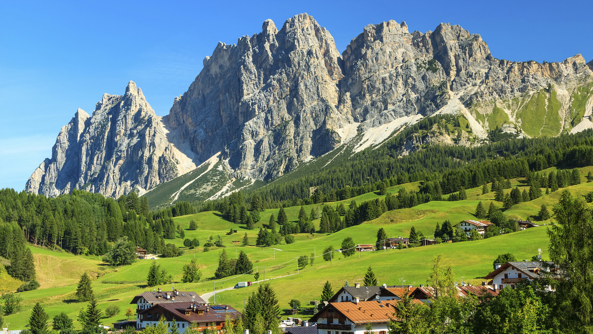 Włoski region Trentino, w Polsce znany również jako Trydent, od dawna cieszy się popularnością wsród amatorów aktywnego wypoczynku. Najwięcej atrakcji czeka oczywiście na narciarzy zjazdowych, którzy mają do dyspozycji 700km tras po słonecznej stronie Alp. Znane z prestiżowych zawodów alpejskich kurorty Madonna di Campiglio oraz Andalo, na których rywalizowali narciarze tej klasy co Alberto Tomba czy Bode Miller, co roku przyciągają rzesze miłośników białego szaleństwa. Trydent to również miejsce miłe sercu polskich kibiców. To właśnie w Val di Fiemme, słynnej Dolinie Płomieni, leży góra Alpe Cermis, na codzień, w sezonie, służąca jako stok narciarski, na którą co roku od lat wbiega Justyna Kowalczyk, kończąc udział w prestiżowym cyklu Tour de Ski. Polska królowa nart czterokrotnie jako pierwsza przekraczała linię mety na szczycie Alpe Cermis, co oznaczało tryumf w całym cyklu. Rozpoczęta przez nią moda na bieganie po śniegu zyskuje z roku na rok na popularności. W efekcie wśród bajecznie położonych i pięknie oświetlonych zimowym słońcem tras biegowych w okolicach Paso Lavaze coraz częściej słychać polską mowę. Tylko w tym regionie na biegaczy-amatorów czeka 150 km świetnie utrzymanych tras biegowych.