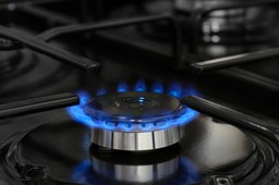 gaz z rosji popłynie dłużej do europy. ten kraj podpisze nową umowę