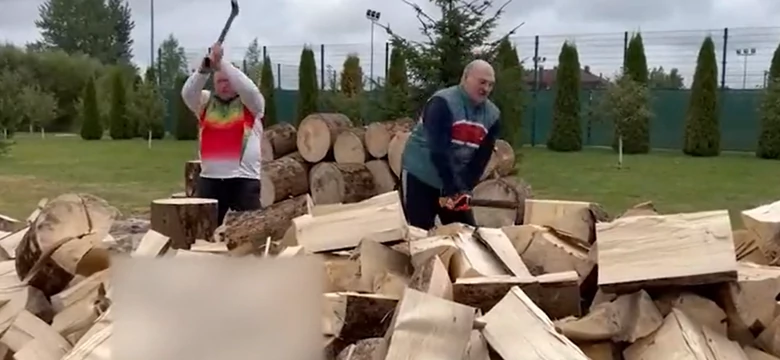 Łukaszenko pokazał, jak "troszczy się" o Europę. Porąbał drewno dla Dudy i Morawieckiego [WIDEO]