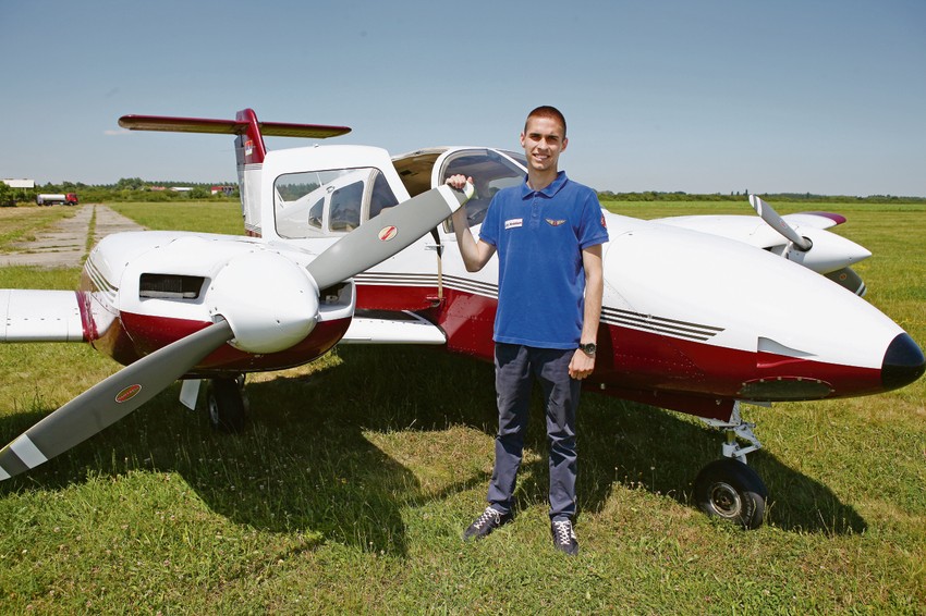 Milošu je lakše da vozi avion nego automobil. "Nema semafora, nema pešaka", kaže Miloš