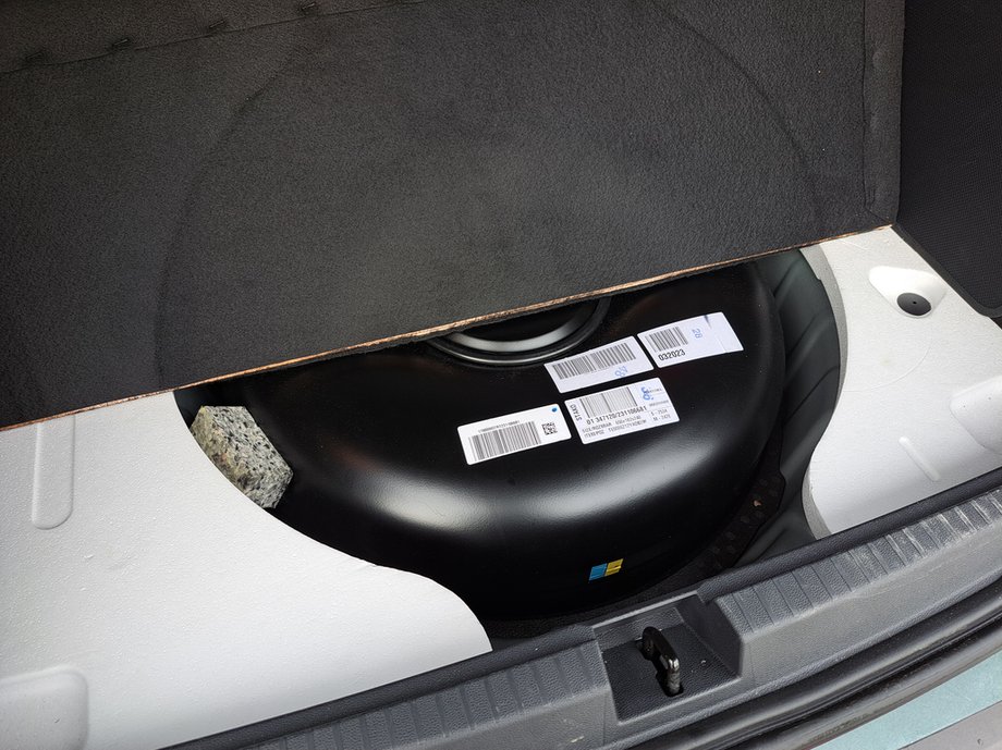 Dacia Duster LPG - the gas tank is located in the space of the spare wheel.  It has a volume of 50 liters and does not reduce the capacity of the trunk.