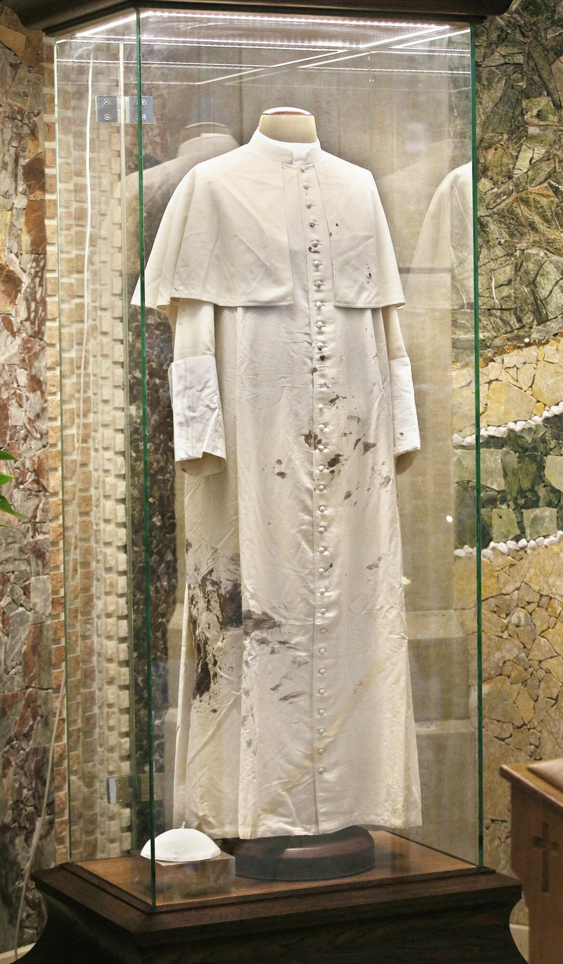 Sutanna z dnia zamachu na pl. św. Piotra, zamach 13 maja 1981 roku