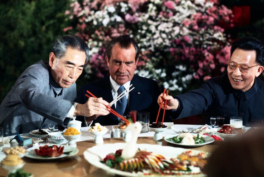 Richard Nixon i Zhou Enlai podczas oficjalnej wizyty prezydenta USA w Chinach, luty 1972 r.