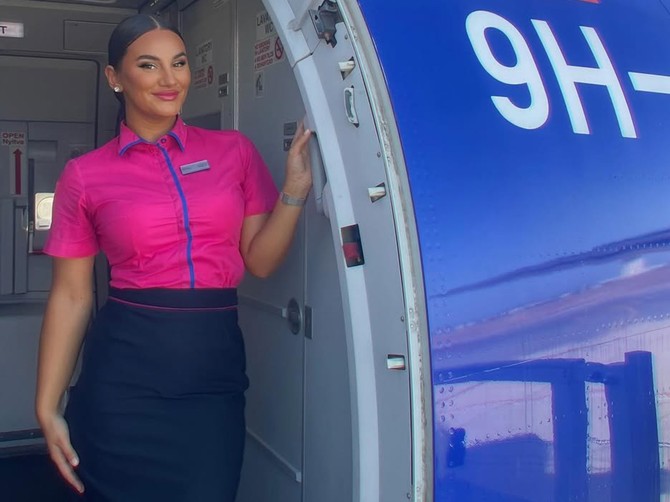 Zašto stjuardese svakom putniku kažu "Zdravo" kada uđe u avion? Nije reč o ljubaznosti
