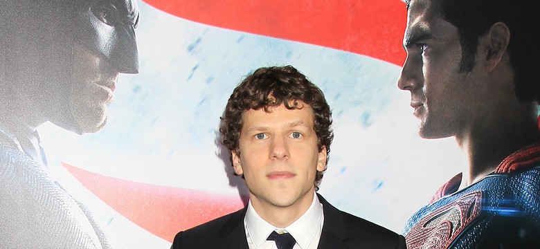 Jesse Eisenberg pomiędzy Batmanem a Supermanem [ZDJĘCIA]