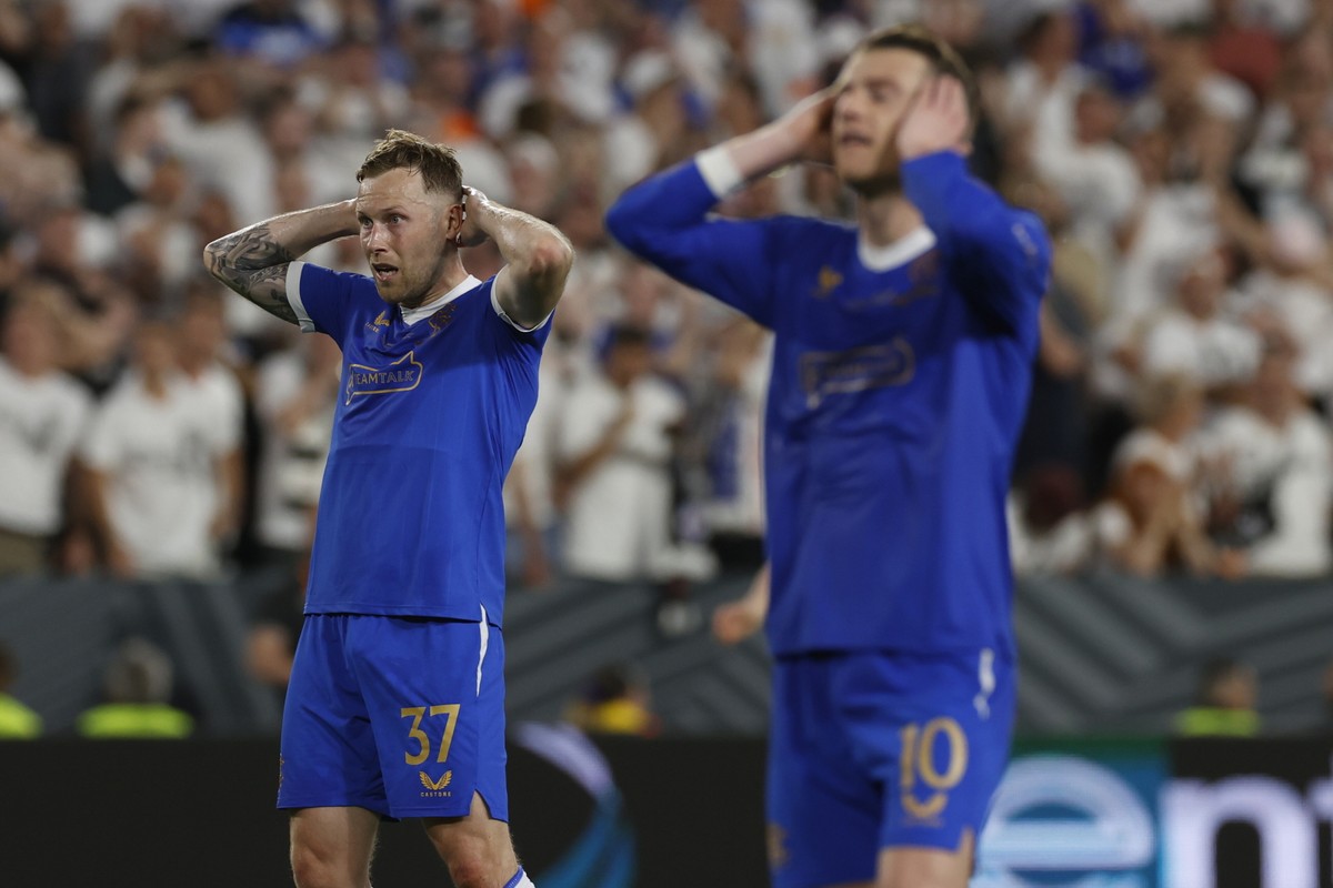 Reakcja piłkarzy Rangers FC Scotta Arfielda (L) i Stevena Davis (P) po serii rzutów karnych w finale Ligi Europy