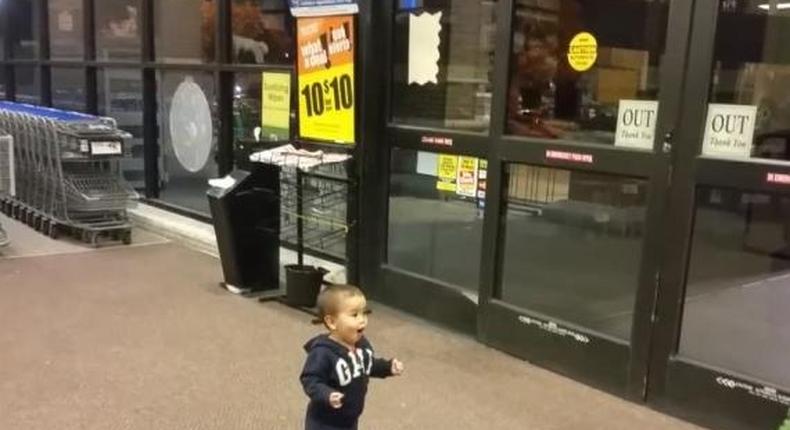 Watch toddler's stunning reaction to seeing automatic sliding doors for the first time
