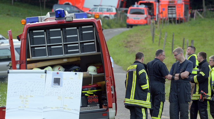 Tűzoltók segítségével tudták lehozni a pilótát / Fotó: AFP