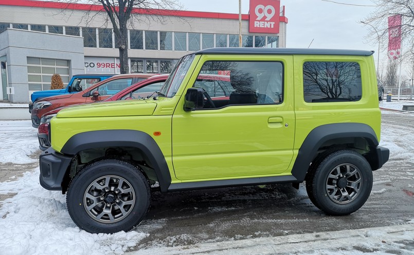 Nowy Jimny ma podcięte u dołu zderzaki, zwiększony prześwit i na stałe zamontowane zaczepy do haków. W takim rynsztunku samochód nie tylko wygląda mocarnie, ale także sporo potrafi na bezdrożach