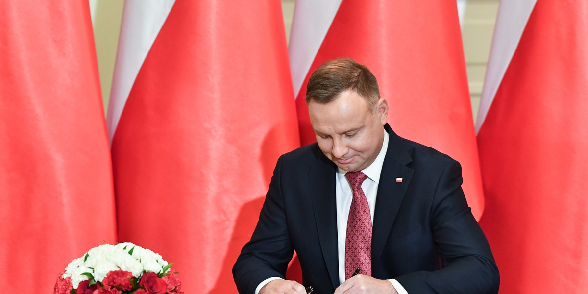 Prezydent Andrzej Duda podpisał tzw. tarczę antykryzysową 2.0. Ustawa rozszerza m.in. grono przedsiębiorców uprawnionych do otrzymania 5 tys. zł mikropożyczki