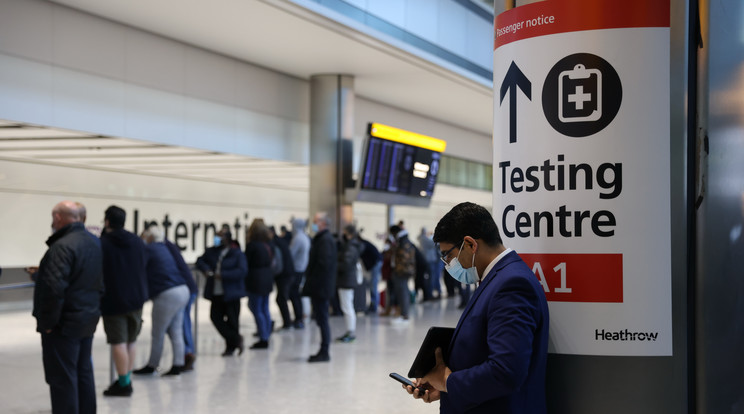 Egyesült Királyság új korlátozásokat vezetett be az érkező utazók számára. Covid -tesztelés   Heathrow pályaudvaron, a Dél-Afrikából, Botswanából, Lesosthoból, Eswatiniből, Zimbabwéből és Namíbiból, Malawiból, Mozambikból, Zambiából és Angolából érkezőket pedig kötelező szállodai karantén alá vetik /fotó:.GettyImages-