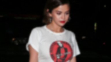 Selena Gomez o krok od wpadki. Spójrzcie na jej spódnicę!