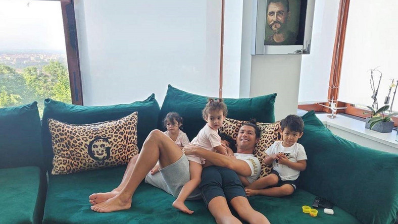 Cristiano Ronaldo pokazał rodzinne zdjęcie. Piłkarz bawił się w basenie