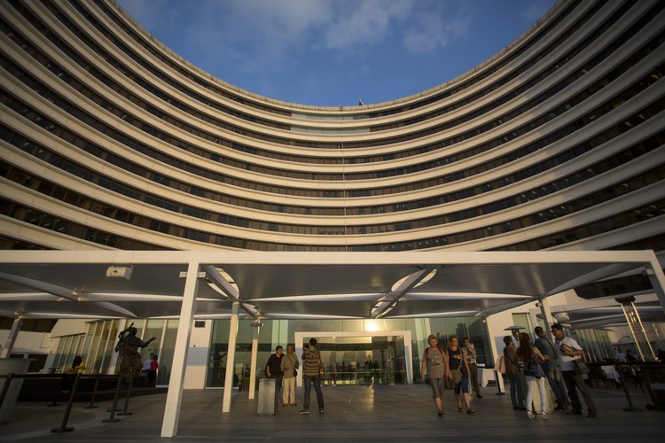 Rynek nieruchomości pozwolił się wzbogacić przedsiębiorczym Chińczykom. Jednym z nich jest miliarder Peter Woo, szef Wharf (Holdings) Ltd. Jego majątek jest wyceniany na 8 mld USD. Firma Wharf jest właścicielem między innymi centrum handlowego Harbour City.

Na zdjęciu: Centrum handlowe Harbour City