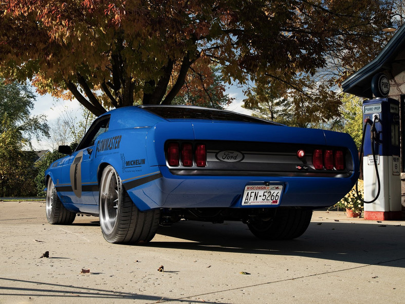 Ford Mustang Mach 1 UNKL stuningowany przez Ringbrothers