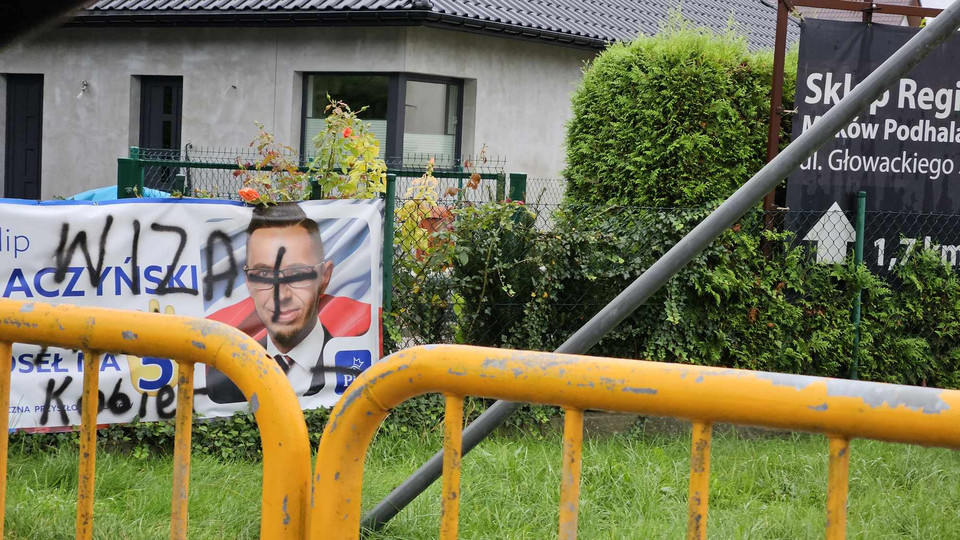Zniszczone plakaty wyborcze PiS w Makowie Podhalańskim