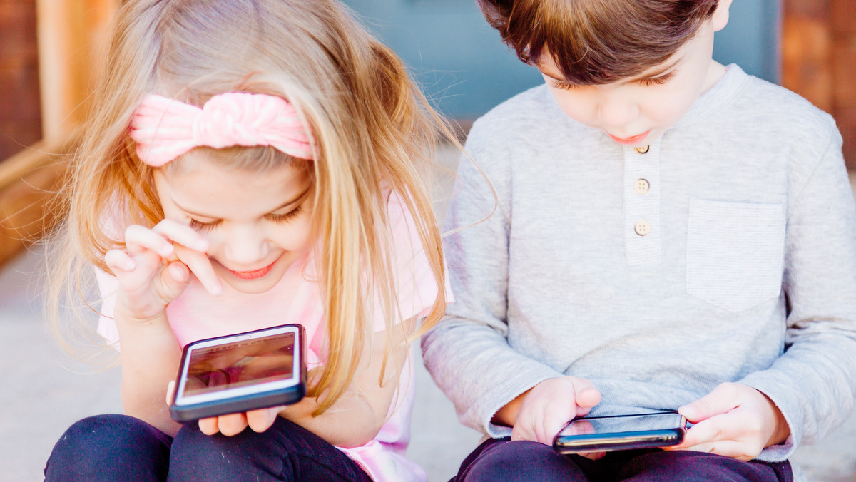Smartfony, tablety i inne urządzenia ekranowe to stały element naszej codzienności. Dla wielu rodziców wyzwaniem okazują się decyzje dotyczące udostępniania ich dzieciom. Często pojawiają się pytania i wątpliwości odnośnie czasu oraz sposobów korzystania z sieci w codziennym życiu domowym. Z całą pewnością jest to obszar, który wymaga refleksji oraz wprowadzenia odpowiednich zasad. 