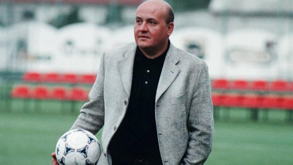 Jacek Dębski, w latach 1997-2000 minister sportu w rządzie AWS-UW, został zastrzelony na warszawskiej ulicy 12 kwietnia 2001 r. Śledztwo w sprawie jego zabójstwa potoczyło się błyskawicznie. Dzięki zeznaniom Haliny G. "Inki", przyjaciółki ministra, obecnej na miejscu zbrodni, szybko wytypowano zleceniodawcę, motyw i mordercę. Według prokuratury morderstwo zlecił kuzyn Dębskiego, polski mafiozo mieszkający w Wiedniu Jeremiasz Barański, a za spust pociągnął jego człowiek Tadeusz Maziuk. Barański miał zlecić zabójstwo Dębskiego, bo ten był mu winien pieniądze.