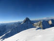 Widok z wierzchołka Broad Peak na K2, przedwierzchołek Rocky Summit, przełęcz i Broad Peak Middle