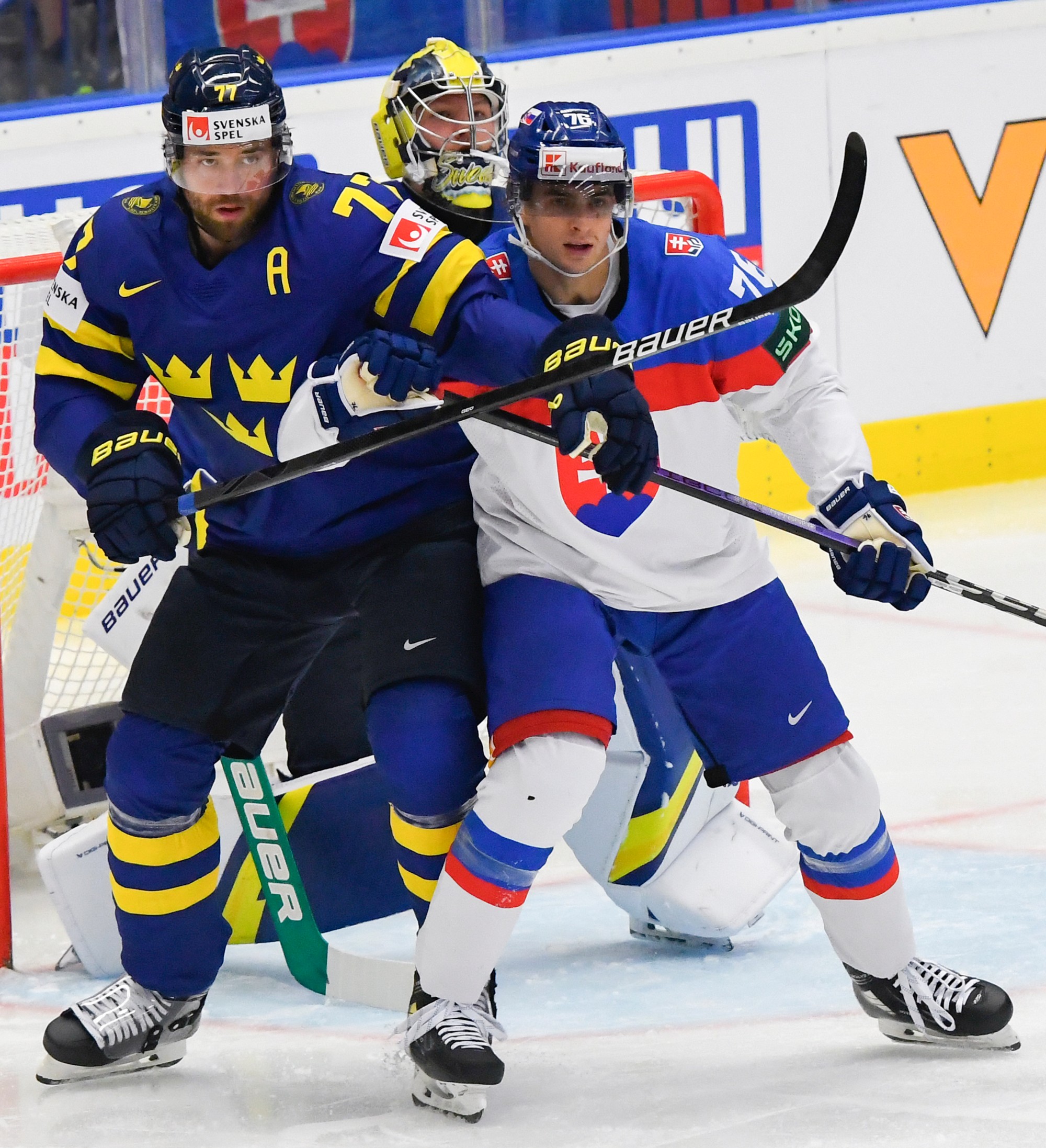 Sprava Martin Pospíšil (Slovensko), brankár Filip Gustafsson a Victor Hedman (obaja Švédsko).