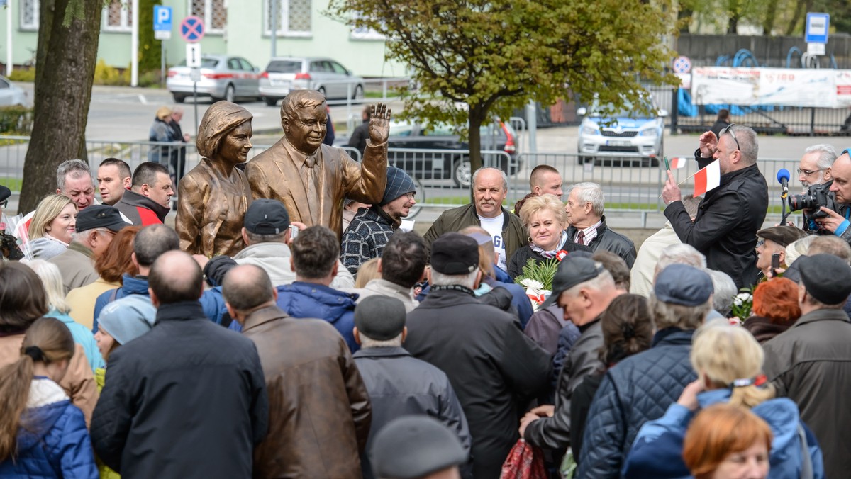 BIAŁA PODLASKA POMNIK MARII I LECHA KACZYŃSKICH (pomnik)