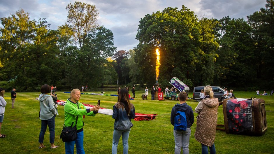 II Zawody Balonowe "In The Silesian Sky" - start balonów świtem z pszczyńskiego parku zamkowego - 25.06.2022 r. - autor: Andrzej Grynpeter