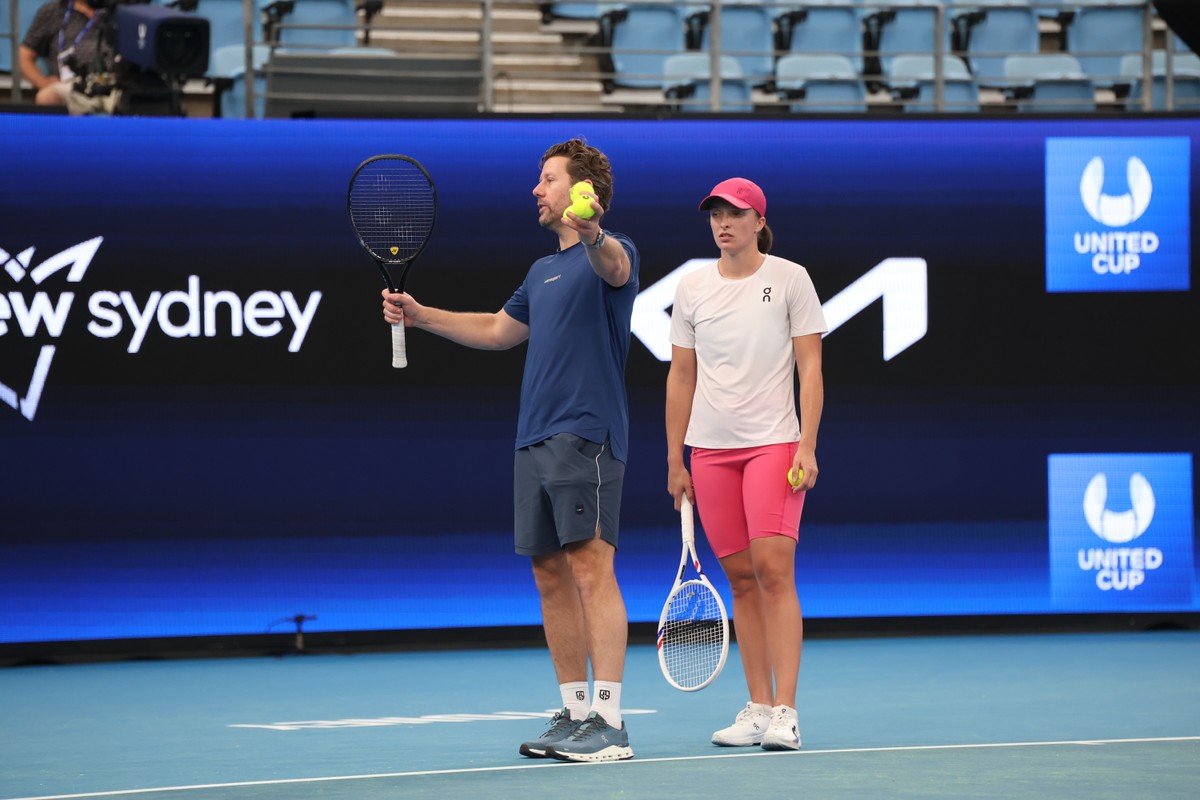 Iga Świątek (P) i szkoleniowiec Wim Fissette (L) podczas treningu w Sydney