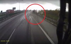 Małą skodą wyrzuciła z drogi ciężarówkę z naczepą. Dramatyczne wideo świadka ku przestrodze