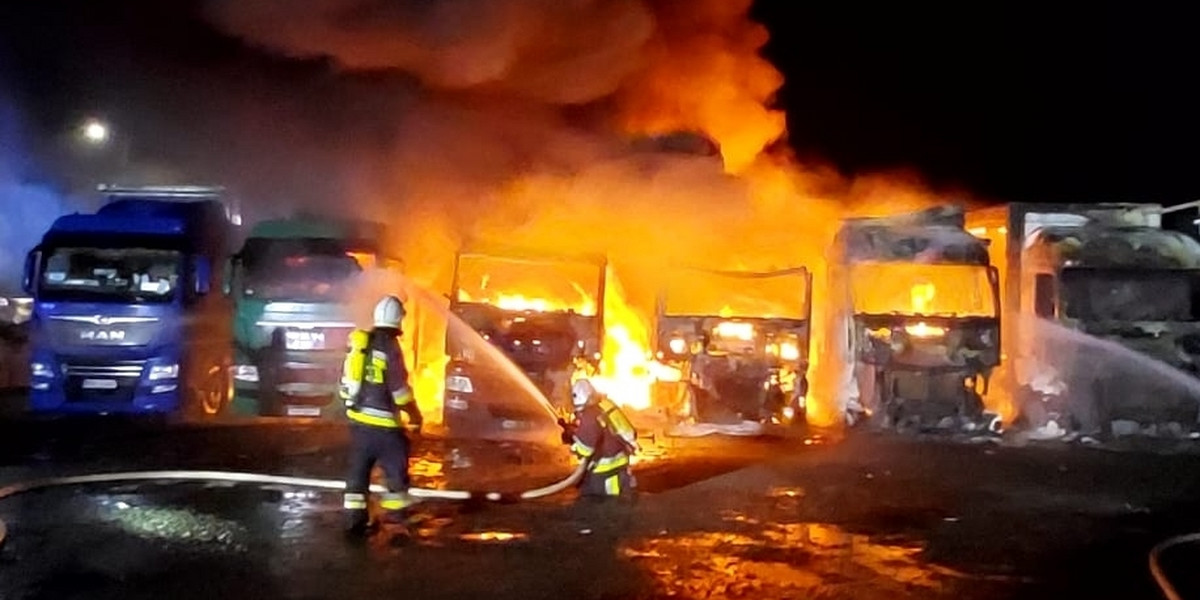 W pierwszy dzień świąt ogień strawił ciężarówki z naczepami w miejscowości Drogobycza śląskie).