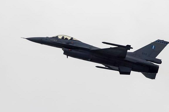 Uzbuna na Zakintosu: F-16 prinudno sleteo na aerodrom, pa se zapalio