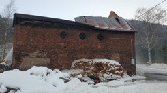 Pożar w Błażkowie. Trzech strażaków rannych przez zawalającą się ścianę